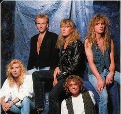 Ο τραγουδιστής των Def Leppard, ‘τη λέει’ σε οπαδό Def Leppard