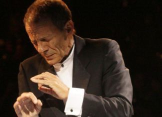 Ο Σταύρος Ξαρχάκος στο θέατρο ‘Παλλάς’