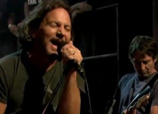 Οι Pearl Jam ερμηνεύουν το “Mother” των Pink Floyd