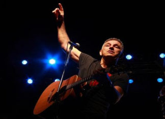 Ο Νίκος Πορτοκάλογλου στο “Γυάλινο μουσικό θέατρο”