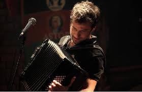 Ο Κωστής Μαραβέγιας «Κάτω στον Πειραιά» στην σκηνή του Passport