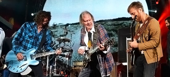 Dave Grohl (Foo Fighters) και Dan Auerbach (Black Keys) παρέα στη σκηνή με τον Neil Young