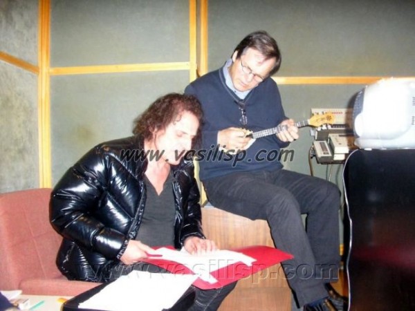 Ο Βασίλης Παπακωνσταντίνου τραγουδάει Χρήστο Νικολόπουλο.