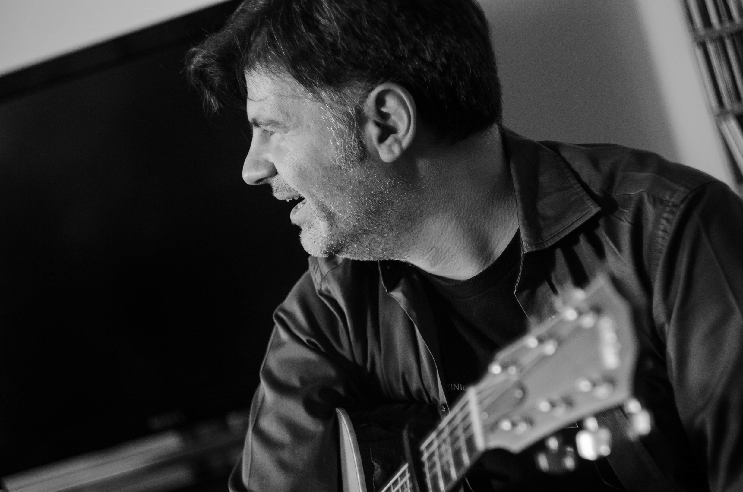 Ο Φοίβος Δεηβοριάς κάνει ”αρμένικη βίζιτα” στο Passport