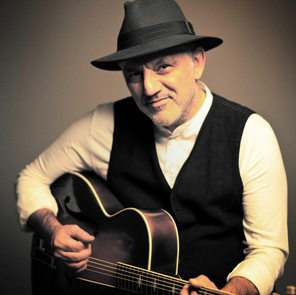 O Nίκος Πορτοκάλογλου στον κήπο του Mεγάρου!