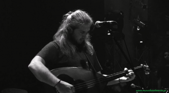 Ο Γιάννης Χαρούλης τραγουδάει Περίδη, Παπάζογλου & Χειμερινούς Κολυμβητές