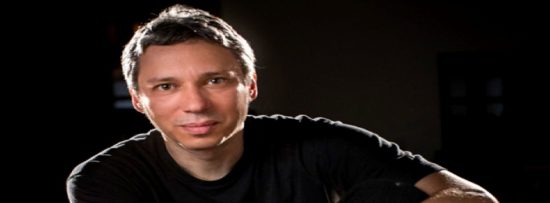 Ο Αλκίνοος Ιωαννίδης στον κήπο του μεγάρου μουσικής