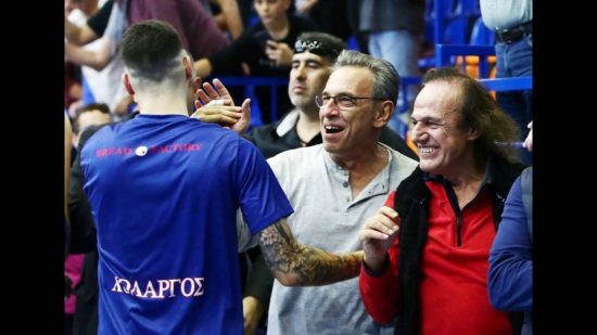 Ο Βασίλης Παπακωνσταντίνου ροκάρει με τον ύμνο του Χολαργού!!