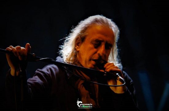 Ο Γιάννης Αγγελάκας τραγουδάει Μπέρτολτ Μπρεχτ