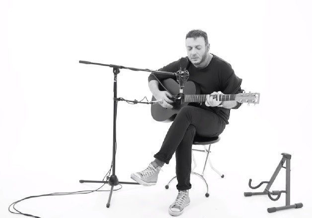 Ο Γιώργος Ρους διασκευάζει το “Ποτέ να μη χαθείς απ’ τη ζωή μου”