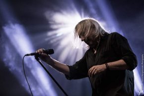 Γιάννης Αγγελάκας : “Ντρέπομαι που δεν καταφέραμε να σταματήσουμε μια τέτοια κατρακύλα..”