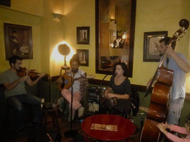 Οι Αdalou στο “Ολόγραμμα” με τον Βασίλη Κομύτη στο www.metadeftero.gr