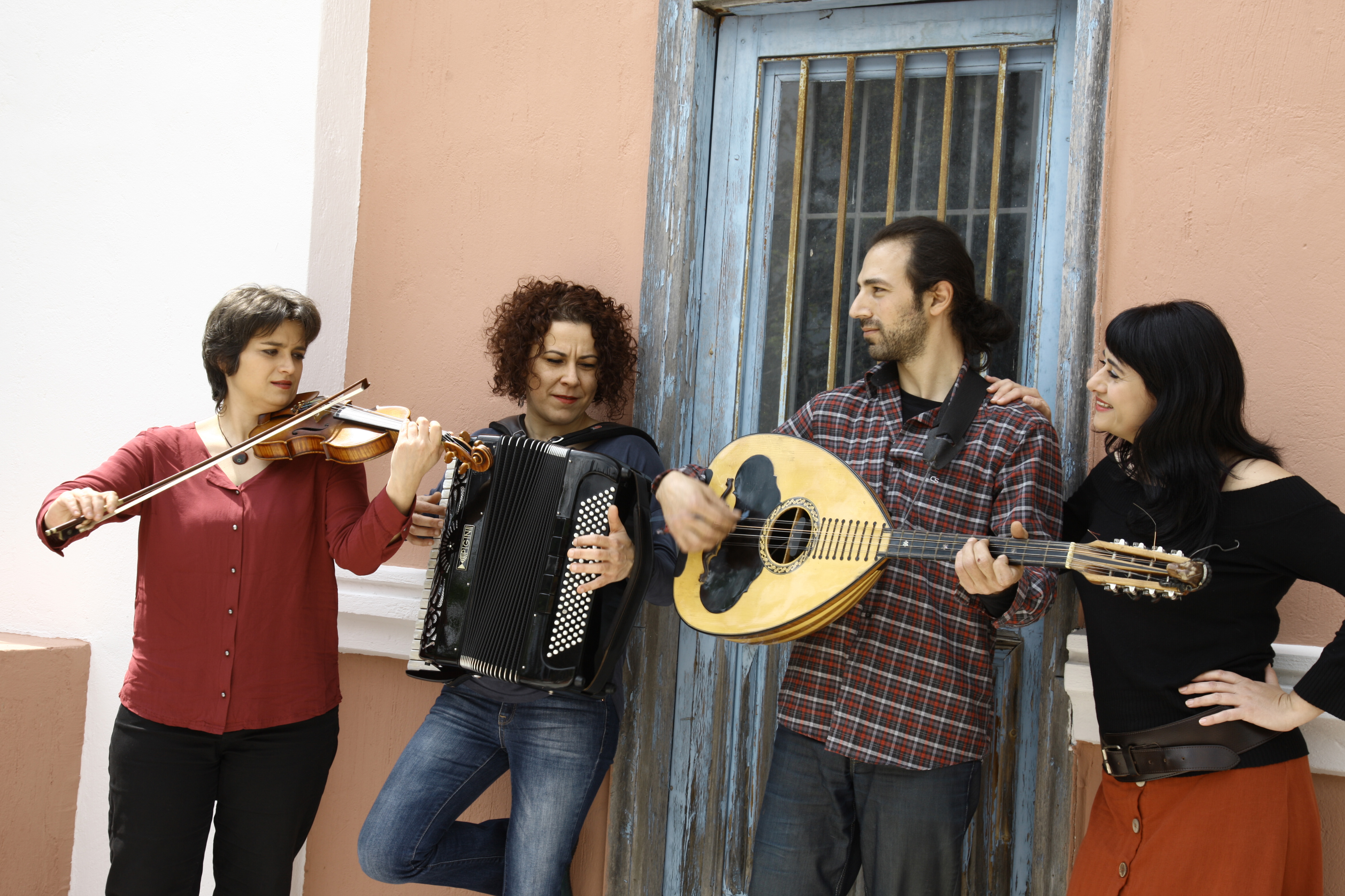 Οι “Αρμανιάκ” στο “Ολόγραμμα” με τον Βασίλη Κομύτη στο www.metadeftero.gr