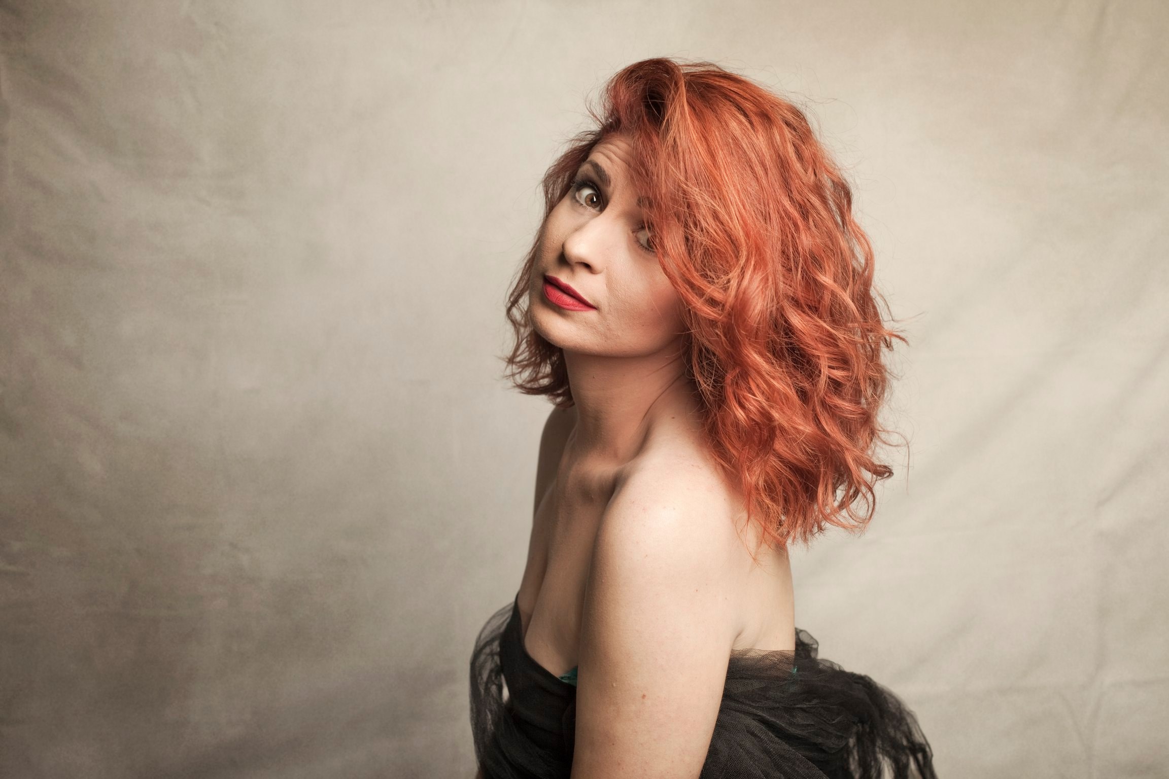 Η Λαμπρινή Καρακώστα στο “Ολόγραμμα” με τον Βασίλη Κομύτη στο www.metadeftero.gr