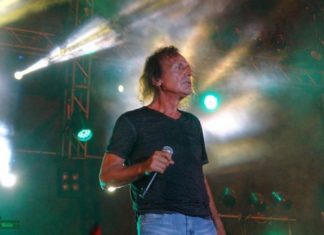 Η συναυλία του Βασίλη Παπακωνσταντίνου για το 45ο φεστιβάλ της ΚΝΕ, live στο YouTube