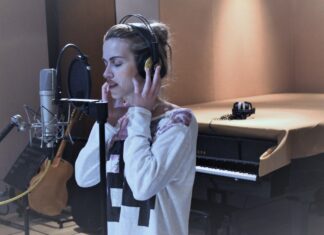 Η Σαββέρια Μαργιολά στο studio τραγουδώντας Μίκη Θεοδωράκη