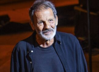 Σταύρος Ξαρχάκος : “Να προσέχει ο Μητσοτάκης γιατί η τέχνη είναι σαν το κάρβουνο, ή θα σε κάψει ή θα σε μουτζουρώσει”