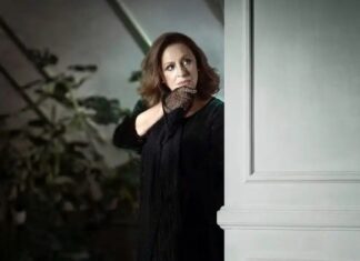 “Μεταμφίεση” | Η Χάρις Αλεξίου στο “Μικρό Παλλάς”