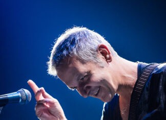 Ο Χρήστος Θηβαίος ζωντανά από την κεντρική σκηνή του Σταυρού Του Νότου