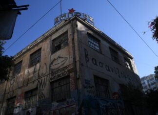 Εκκένωση του αυτοδιαχειριζόμενου θεάτρου “Εμπρός”