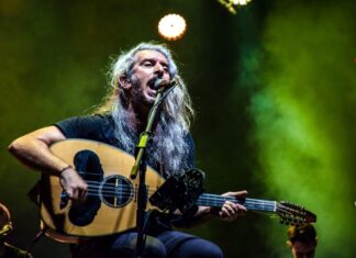 Είδαμε τον Γιάννη Χαρούλη στο θέατρο βράχων!