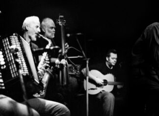 Οι Χειμερινοί Κολυμβητές στο Faliro Summer Theater