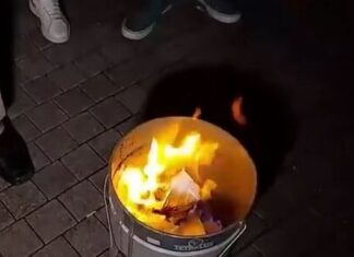 Έκαψαν βιβλία του Ευγένιου Τριβιζά ως ένδειξη διαμαρτυρίας! (video)