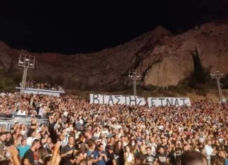 “ΒΙΑΣΤΗΣ ΕΙΝΑΙ” | Πανό και συνθήματα στο Κατράκειο στη συναυλία του Θανάση Παπακωνσταντίνου!
