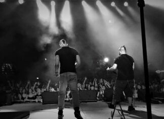 “Μεσ’το αστέρι γράφει ΚΘ” | Πήγαμε στον Βύρωνα και ακούσαμε τους ΚΟΙΝΟΥΣ ΘΝΗΤΟΥΣ