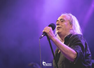 Είδαμε τον Γιάννη Αγγελάκα στο θέατρο Βράχων | Βίντεο & φωτογραφίες