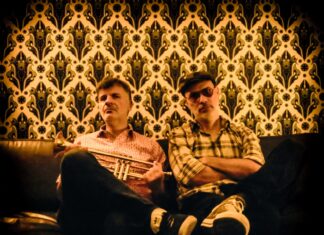 Το “Γυαλί” του Γιώργου Αβραμίδη με την φωνή του Φοίβου Δεληβοριά!