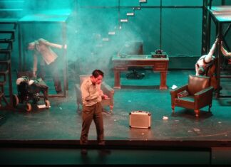 Είδαμε την κορυφαία παράσταση “Ο Τυχαίος θάνατος ενός αναρχικού” στο θέατρο Γκλόρια!