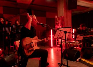 “Πέρα από τη θάλασσα” | Ο Παύλος Παυλίδης συναντά τον Γιάννη Μαρκόπουλο στην ONASIS STEGI