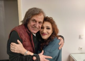 Ελένη Βιτάλη & Βασίλης Παπακωνσταντίνου τραγουδούν μαζί το “Δεν λες κουβέντα” στο Γυάλινο θέατρο