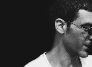 O Απόστολος Ρίζος “minimals plugged” live στο Caja De Musica