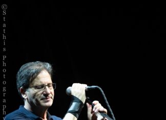 O Θανάσης Παπακωνσταντίνου γράφει για τη συναυλία στο Καλλιμάρμαρο