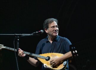 Θανάσης Παπακωνσταντίνου : “Κρατήστε τα τραγούδια, ξεχάστε εμένα” (vid)