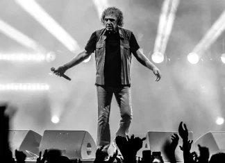 O Βασίλης Παπακωνσταντίνου κλείνει την περιοδεία του με 2 συναυλίες στην Αθήνα!