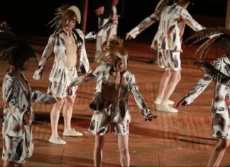 “Όρνιθες” του Αριστοφάνη σε σκηνοθεσία Άρη Μπίνιαρη | Περιοδεία στην Αθήνα