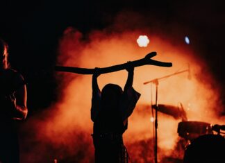 ΟΙ PAGAN ΞΥΠΝΟΥΝ ΤΟΝ ΔΙΟΝΥΣΟ ΣΤΟ ΑΝΟΙΧΤΟ ΘΕΑΤΡΟ ΚΟΛΩΝΟΥ