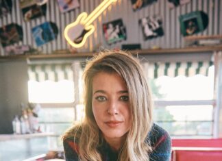 Η ΙΟΥΛΙΑ ΚΑΡΑΠΑΤΑΚΗ ΣΤΗΝ ΚΕΝΤΡΙΚΗ ΣΚΗΝΗ ΤΟΥ ΣΤΑΥΡΟΥ ΤΟΥ ΝΟΤΟΥ | ΝΕΕΣ ΗΜΕΡΟΜΗΝΙΕΣ