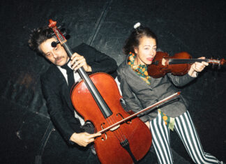 “Η Δύναμη της Συνήθειας” του Τόμας Μπέρνχαρντ | από τον Γιάννο Περλέγκα και την ομάδα «κι όμΩς κινείται» στο Θέατρο Ροές