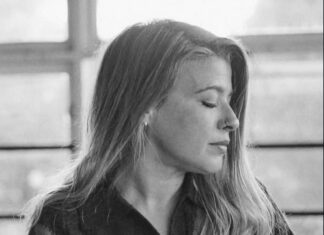 Η ΙΟΥΛΙΑ ΚΑΡΑΠΑΤΑΚΗ ΤΟΝ ΜΑΡΤΙΟ ΣΤΗΝ ΚΕΝΤΡΙΚΗ ΣΚΗΝΗ ΤΟΥ ΣΤΑΥΡΟΥ ΤΟΥ ΝΟΤΟΥ