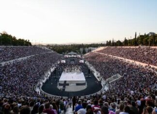 Το κατάμεστο Καλλιμάρμαρο υποδέχθηκε το μεγαλείο του Μίκη Θεοδωράκη