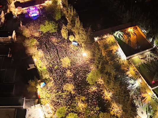 Χιλιάδες κόσμου στη μεγάλη συναυλία μνήμης του ΚΚΕ εχθές το βράδυ στην Καισαριανή