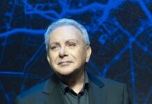 Απαγορεύθηκε στον Μανώλη Μητσιά να τραγουδήσει Χατζιδάκι και αυτός το απήγγειλε!