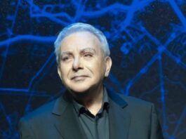 Απαγορεύθηκε στον Μανώλη Μητσιά να τραγουδήσει Χατζιδάκι και αυτός το απήγγειλε!
