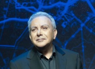 Απαγορεύθηκε στον Μανώλη Μητσιά να τραγουδήσει Χατζιδάκι και αυτός το απήγγειλε!