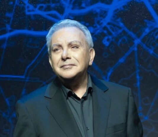 Απαγορεύθηκε στον Μανώλη Μητσιά να τραγουδήσει Χατζιδάκι και αυτός το απήγγειλε!