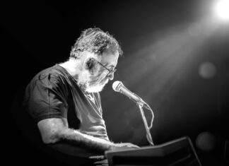 Sold out η μεγάλη συναυλία – αφιέρωμα στον Θάνο Μικρούτσικο στο Δημοτικό Θέατρο Λυκαβηττού